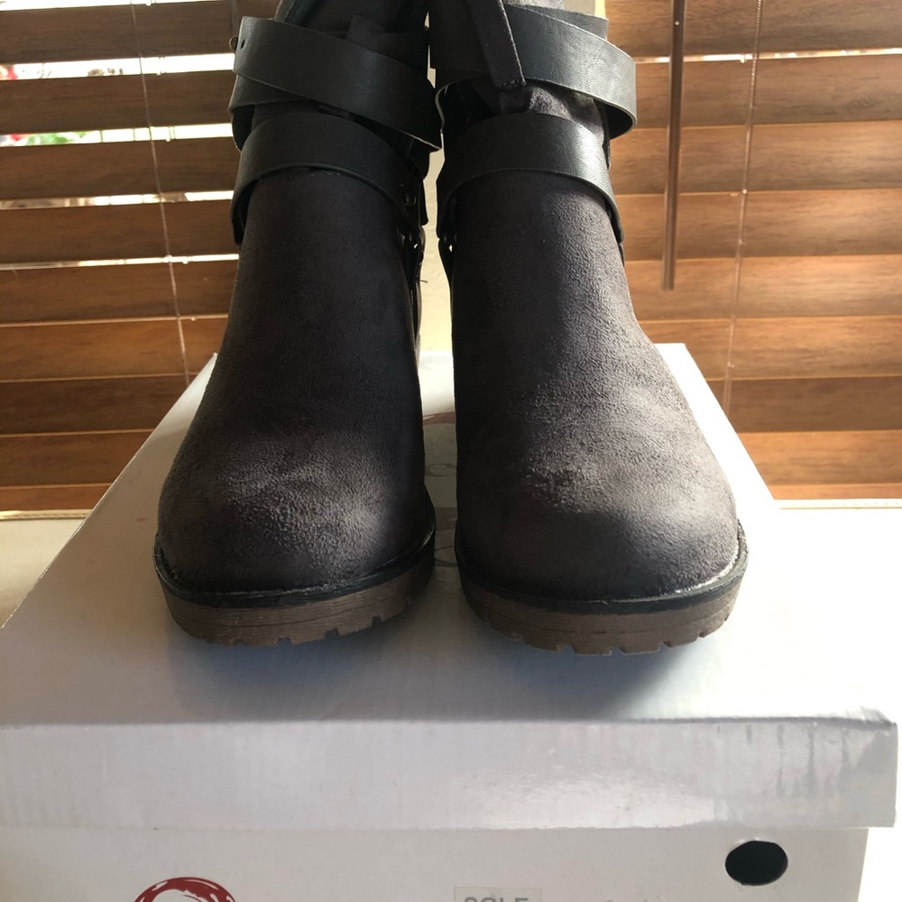 Boots - Picture 5 of 8